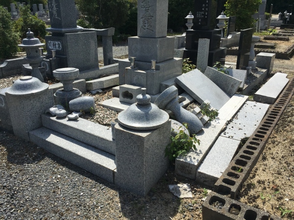 お墓の地震の被害