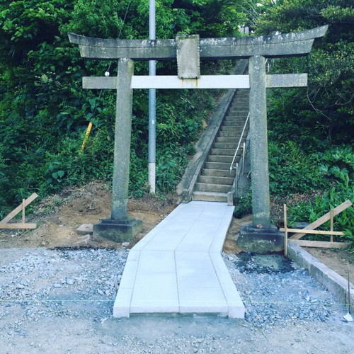 熊野神社の参道に敷石を設置させていただきました｜デザイン墓石・お墓の購入・販売なら茨城県の山﨑石材店